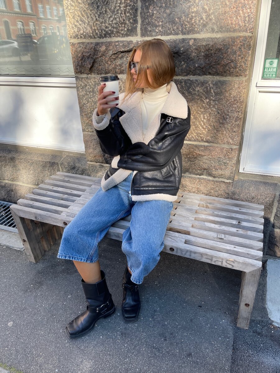 SISTERS POINT - LEAH-JA