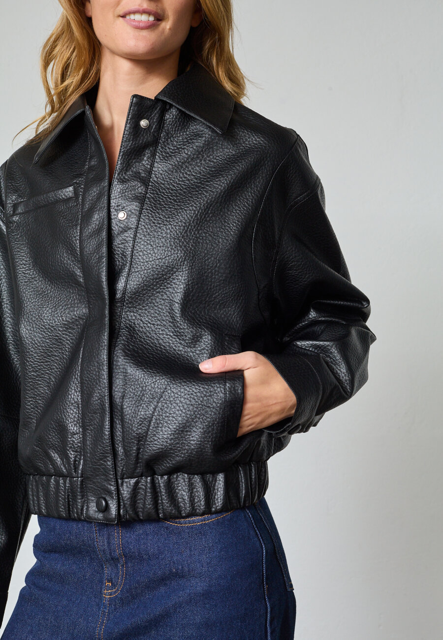 SISTERS POINT - LETI-JA