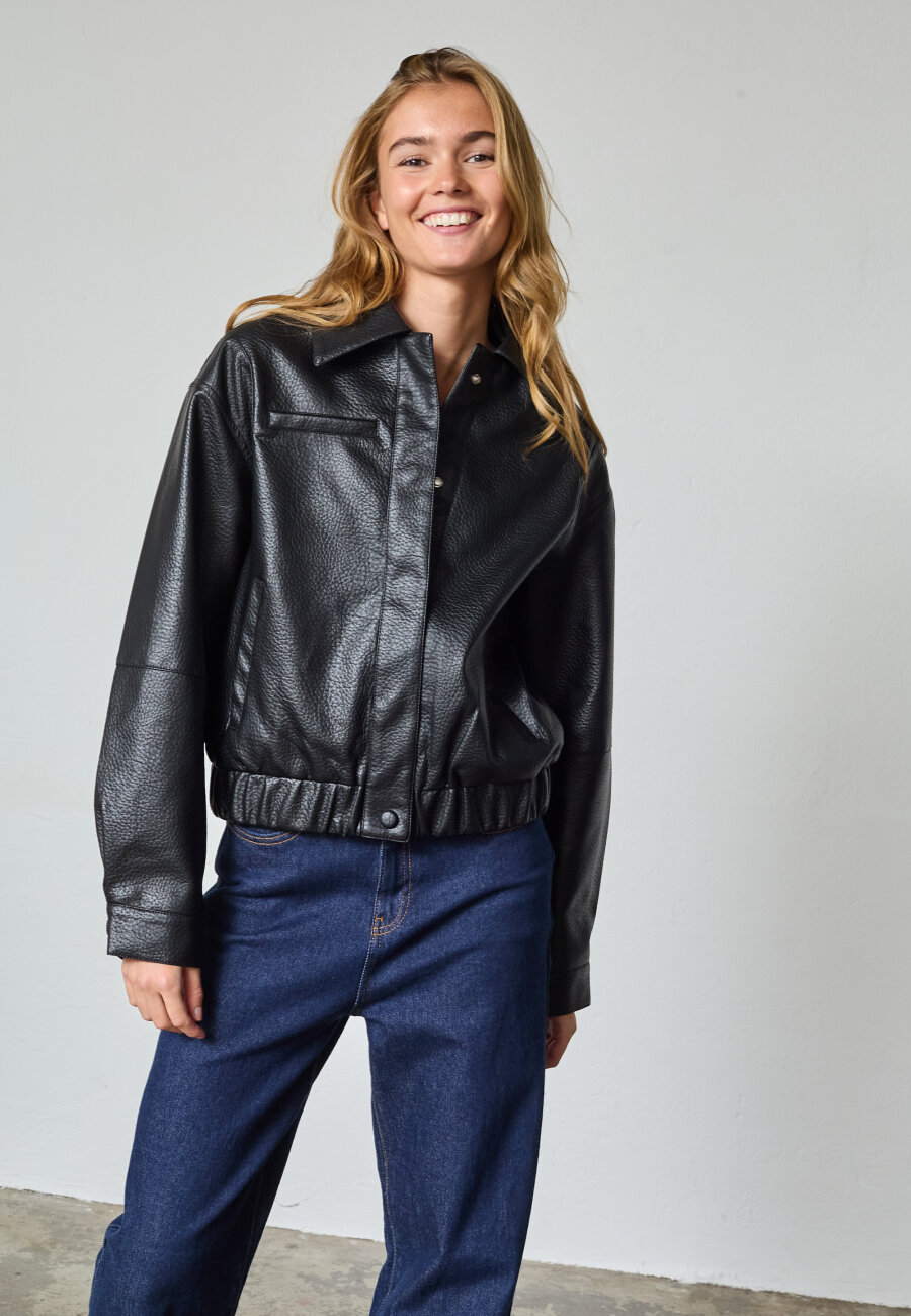 SISTERS POINT - LETI-JA