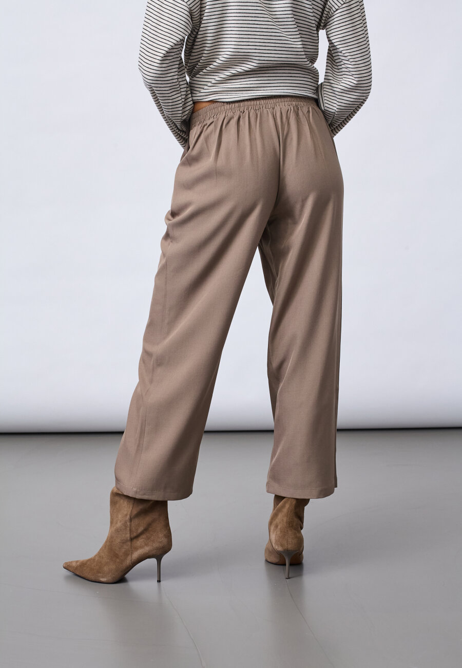 SISTERS POINT - VIKSA-PA.CROP